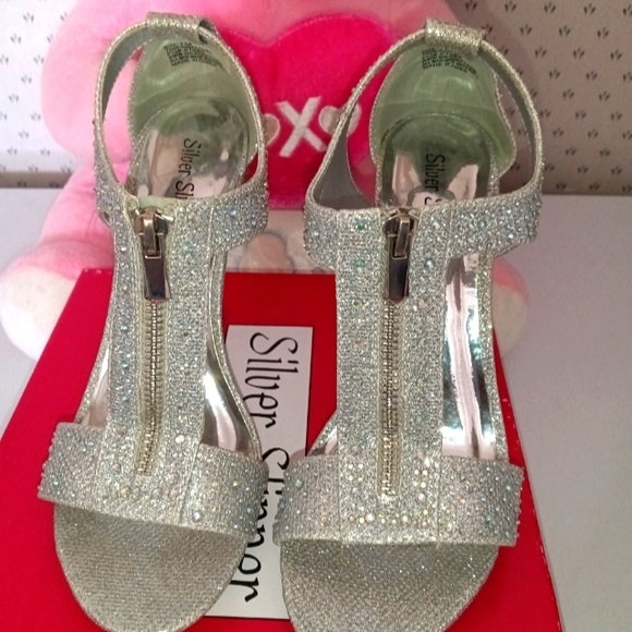 Silver Heels - Picture 1 of 7